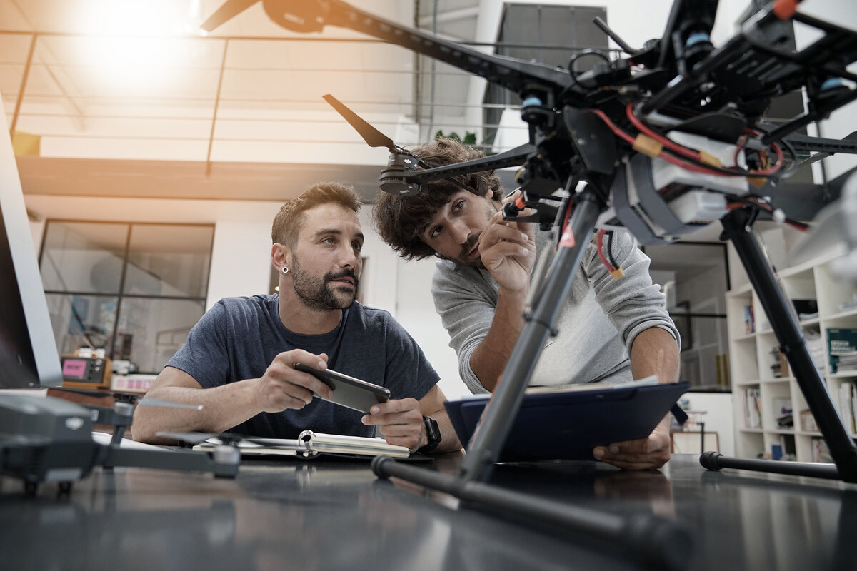 Drohne-Studierende-Forschung-Fachhochschule | © AdobeStock.goodluz Studierende arbeiten an einer Drohne in einem Labor | © AdobeStock.goodluz