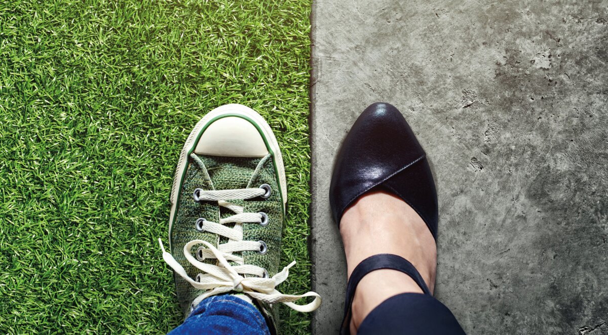 Sneaker-und-Business-Schuh-auf-Gras-und-Beton | © Fotolia.blacksalmon Ein Sneaker auf Gras und ein Business-Schuh auf Beton nebeneinander. | © Fotolia.blacksalmon