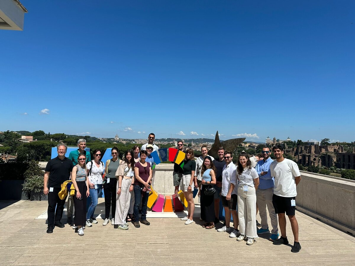 Studienreise ENM.bbM22 Rom/Nepal | © FH Kufstein TIrol Studierende des Masterstudiengangs ENM mit Studiengangsleiter Christian Huber im Hauptquartier der FAO | © FH Kufstein TIrol