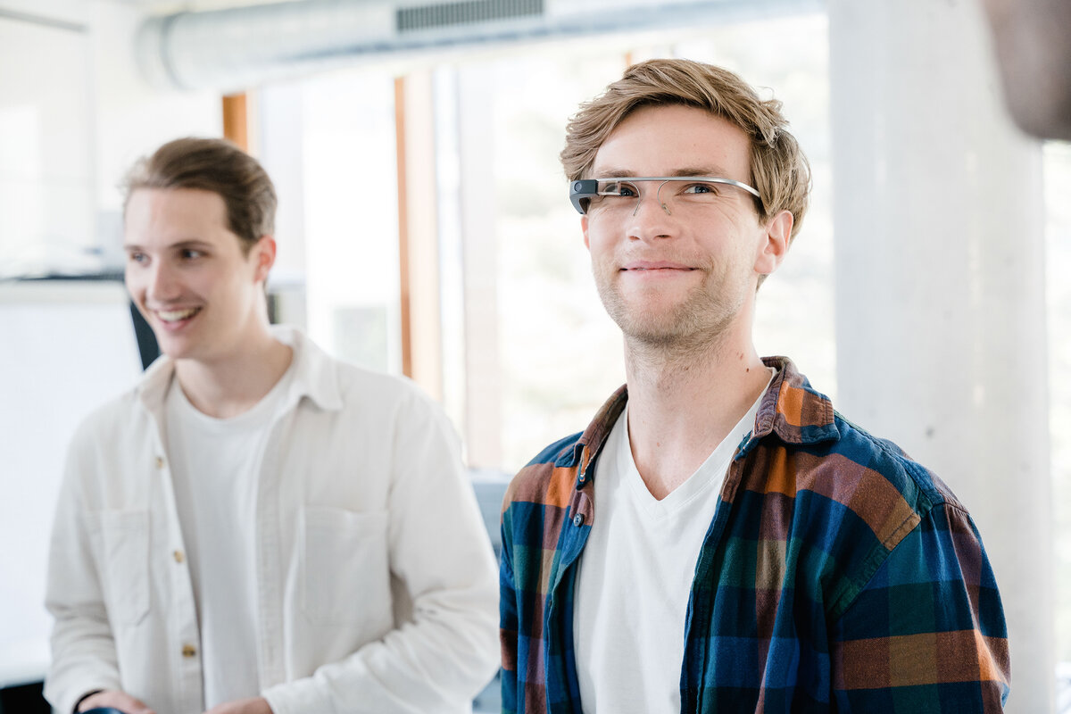 Neue Masterstudiengänge an der FH Kufstein Tirol | © FH Kufstein Tirol Zwei Studenten testen Brille im Forschungsraum | © FH Kufstein Tirol