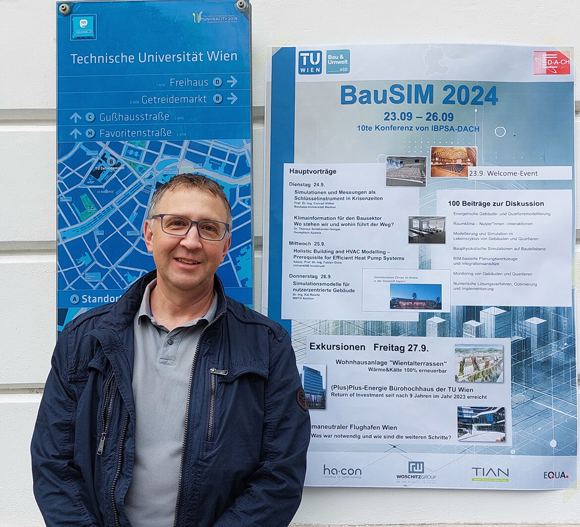 BauSim2024 | © FH Kufstein Tirol Robert Fröhler vor dem Gebäude der TU Wien | © FH Kufstein Tirol