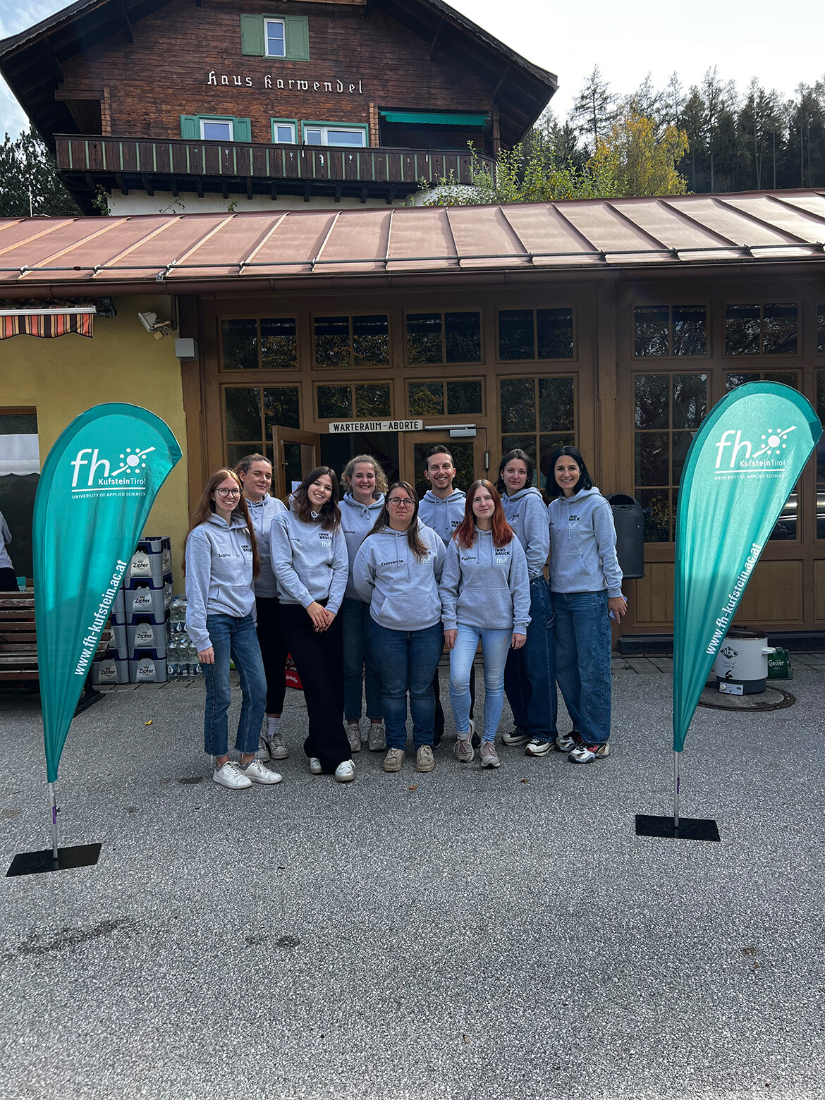 District Festival Team | © FH Kufstein Tirol Projektteam steht vor dem Haus Karwendel | © FH Kufstein Tirol