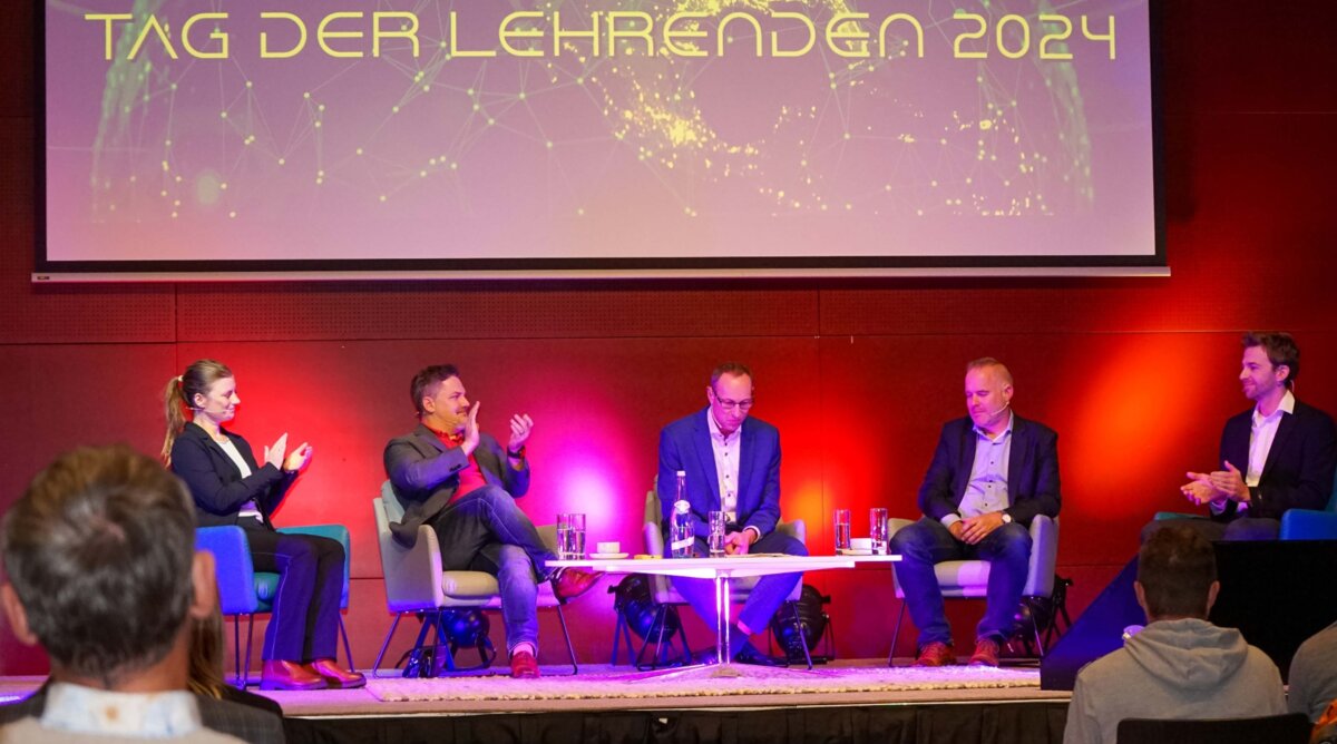 Tag-der-Lehrenden-Podium-Diskussion | © FH Kufstein Tirol Diskussion auf dem Podium beim Tag der Lehrenden im Festsaal der FH Kufstein Tirol. Expert:innen sprechen über virtuelle Realität in der Bildung. | © FH Kufstein Tirol