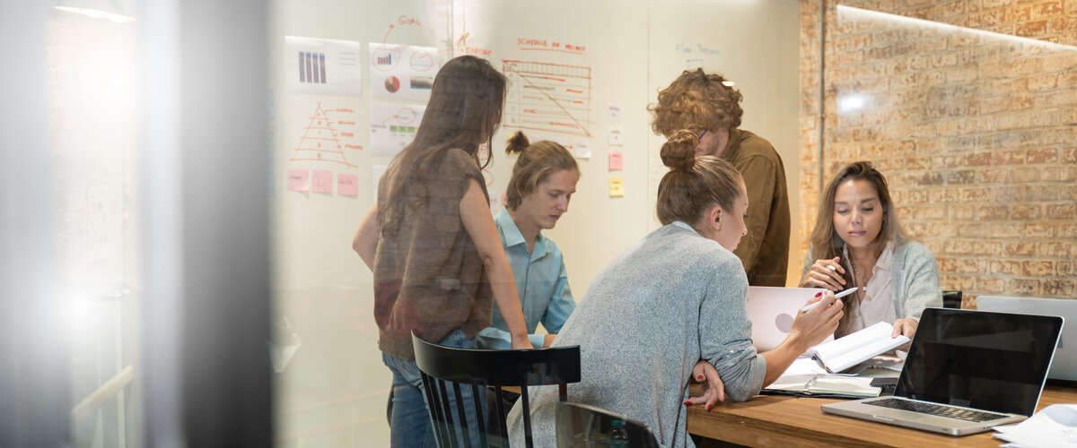 Gruppe-junger-Menschen-Teamarbeit-Büro | © AdobeStock.Yingyaipumi Gruppe junger Menschen in einem Besprechungszimmer eines Büros bei der Teamarbeit. | © AdobeStock.Yingyaipumi