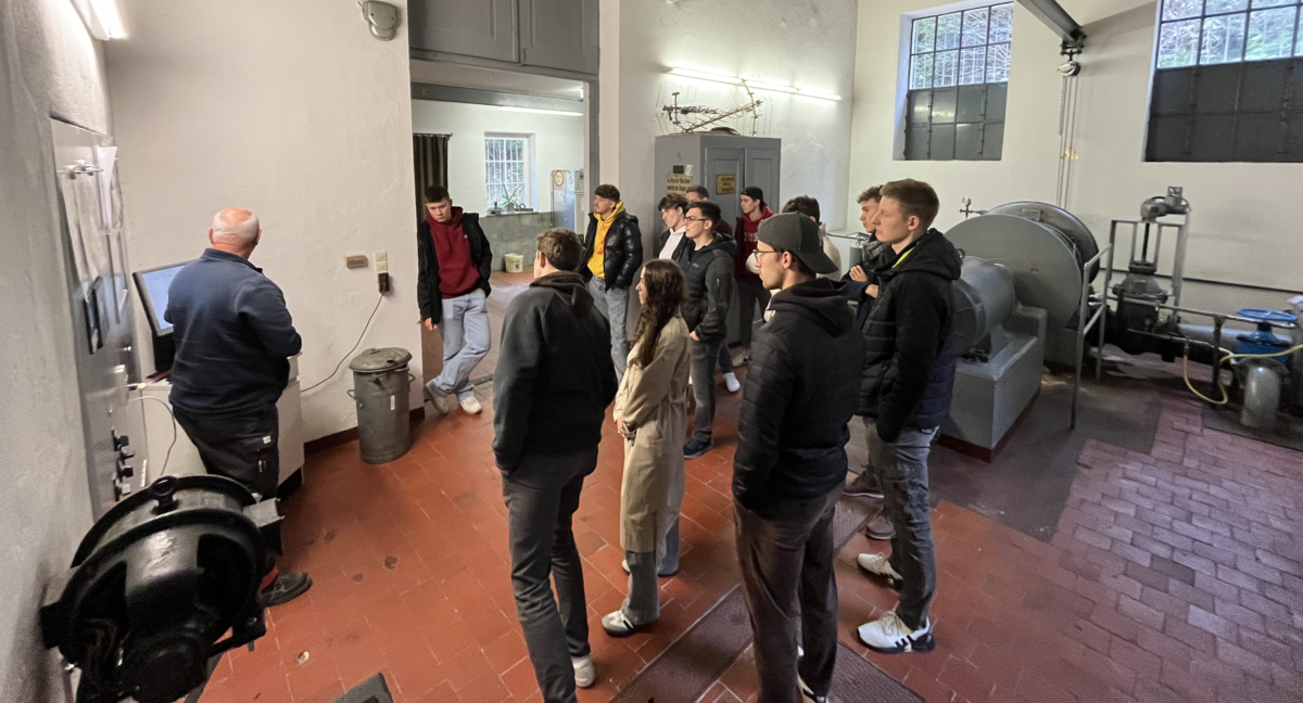 exkursion-wasserkraftwerk-giessenbach-studierende | © FH Kufstein Tirol Studierende besichtigen das Wasserkraftwerk Giessenbach in Kiefersfelden während einer Exkursion im Rahmen der Vorlesung Maschinen- und Anlagenbau. | © FH Kufstein Tirol