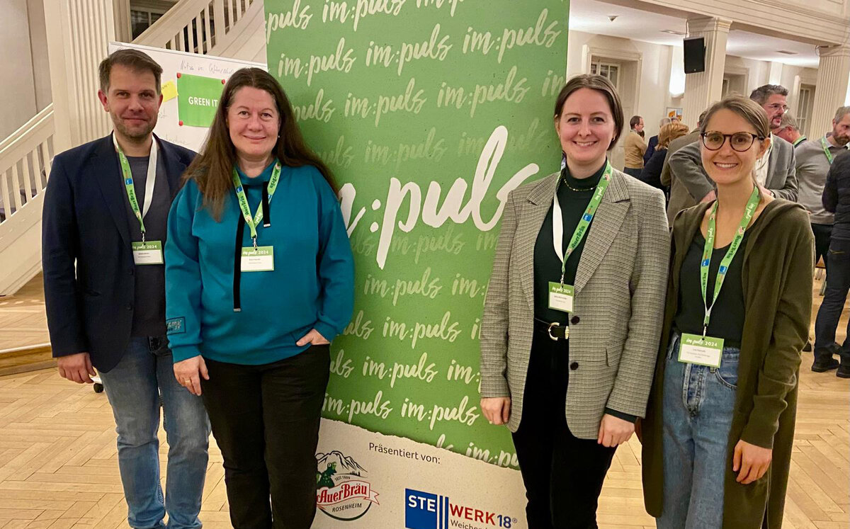 Team steht vor einem Event Roll-up