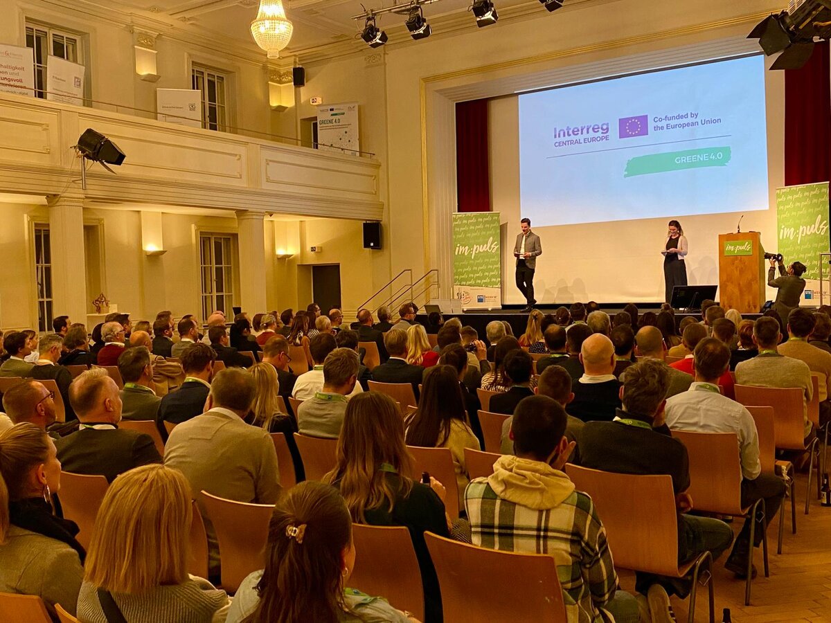Publikum und Bühne bei Eröffnungsvortrag