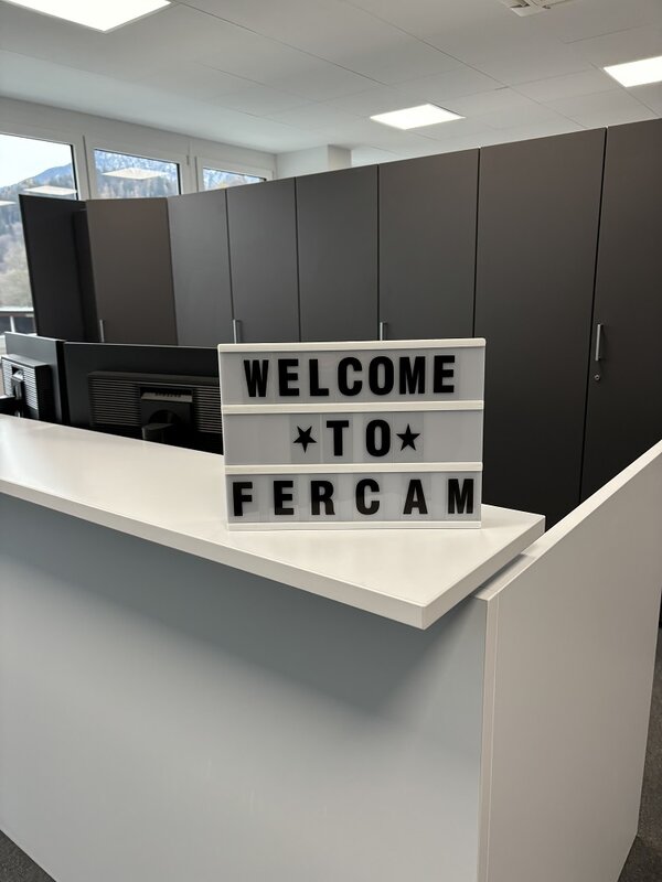 Ein Schild steht auf einem Tresen, audem dem steht Welcome to Fercam. | © FH Kufstein Tirol/FERCAM