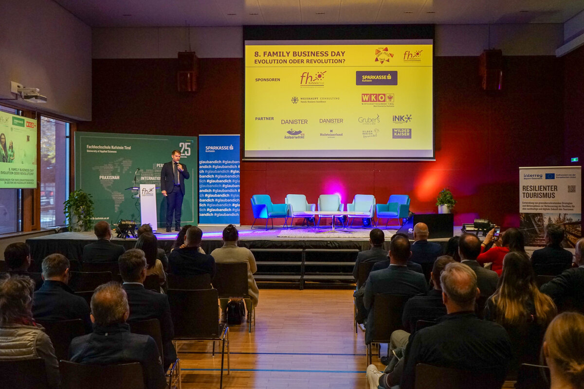 Sicht-aufs-Podium-Family-Business-Day-FH-Kufstein-Tirol | © FH Kufstein Tirol Das Podium im Festsaal der FH Kufstein Tirol am Family-Business-Day aus Sicht des Publikums. | © FH Kufstein Tirol