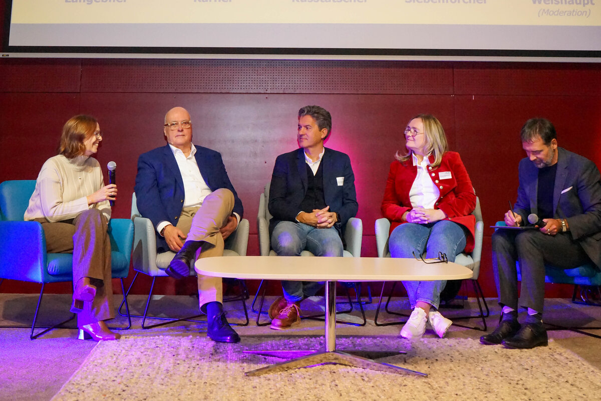 Podiumsdiskussion mit Expert:innen beim Family Business Day an der FH Kufstein Tirol | © FH Kufstein Tirol family-business-day-podiumsdiskussion-fh-kufstein-tirol | © FH Kufstein Tirol
