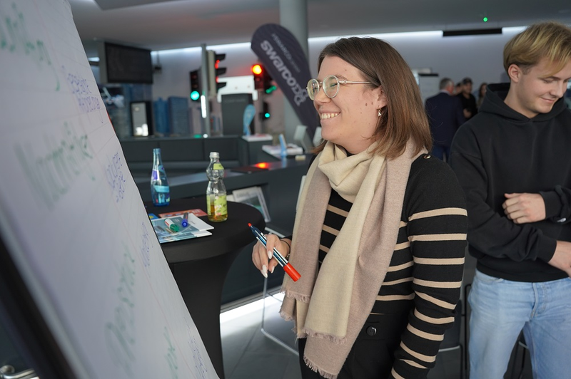 Studentin vor Flipchart | © FH Kufstein Tirol