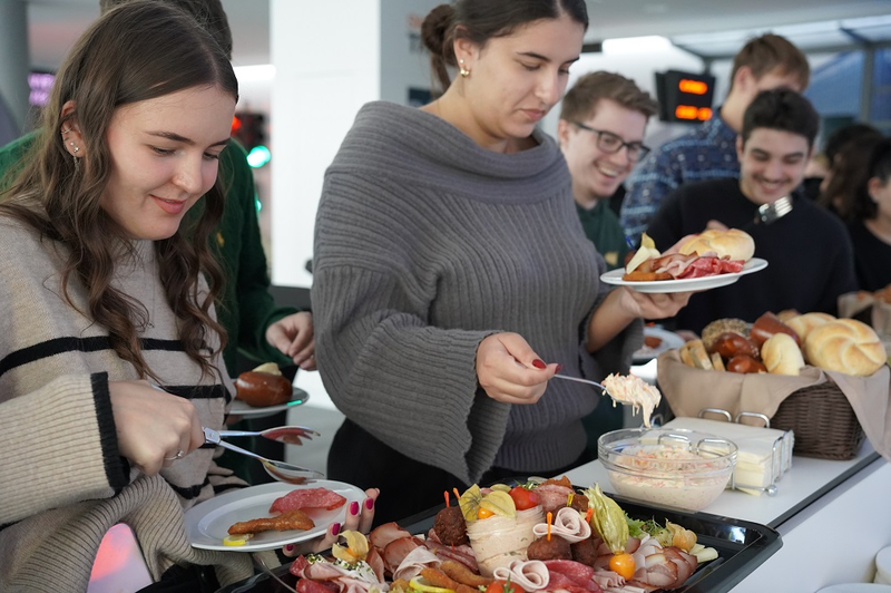 Studenten schöpfen sich zu essen  | © FH Kufstein Tirol