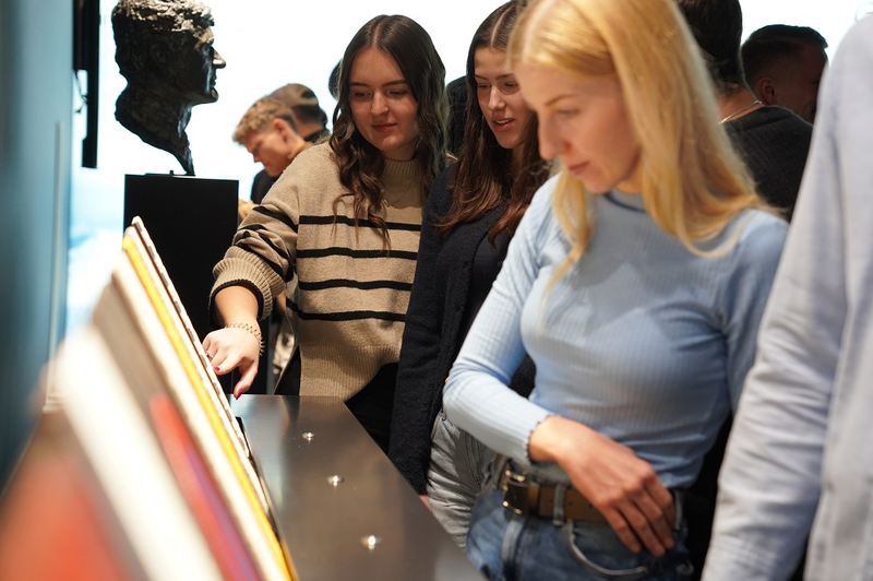 Studierende stehen an Ausstellungstisch | © FH Kufstein Tirol