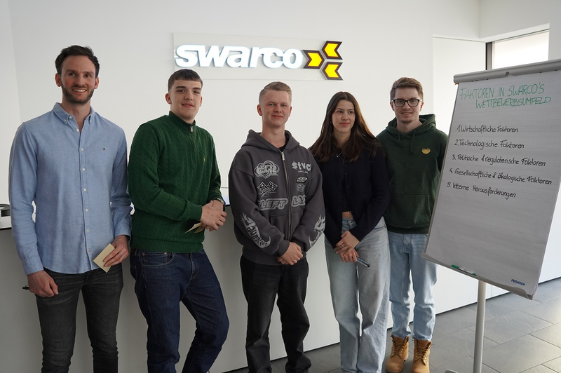 Studierende stehen in Reihe vor Flipchart | © FH Kufstein Tirol