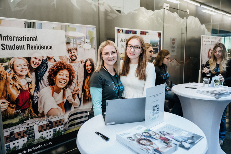Studierende-Infostand-Open-House-FH-Kufstein-Tirol | © FH Kufstein Tirol Studierende an Infostand am Tag der offenen Tür der FH Kufstein Tirol | © FH Kufstein Tirol