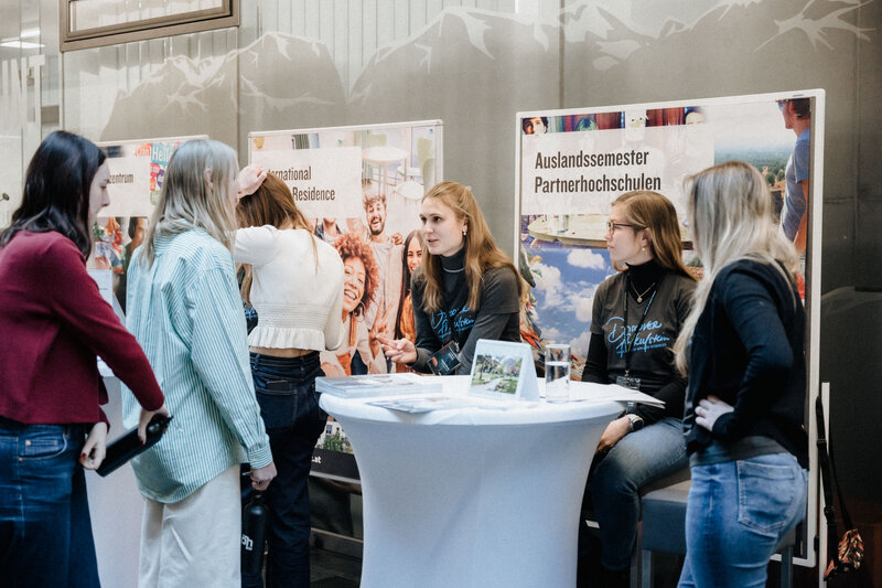 Studierende-an-Infostand-am-Tag-der-offenen-Tür-FH-Kufstein-Tirol | © FH Kufstein Tirol Studierende an Infostand am Tag der offenen Tür der FH Kufstein Tirol | © FH Kufstein Tirol