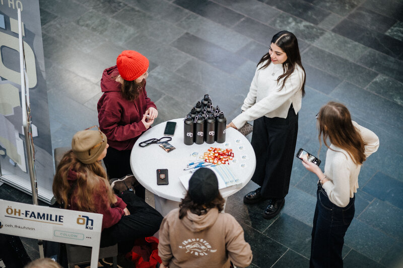 Blick-auf-Infopoint-Tag-der-offenen-Tür-FH-Kufstein-Tirol | © FH Kufstein Tirol Blick auf Infostand am Tag der offenen Tür der FH Kufstein Tirol | © FH Kufstein Tirol