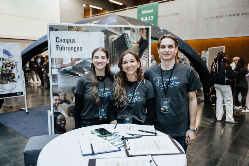 Drei Studierende, die die Campus-Tour beim Open House an der FH Kufstein Tirol durchführen. | © FH Kufstein Tirol Studierende-Campus-Tour-FH-Kufstein-Tirol-Open-House | © FH Kufstein Tirol