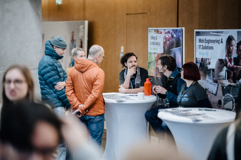 Beratung-an-Infostand-Open-House-FH-Kufstein-Tirol | © FH Kufstein Tirol Beratung an Infostand bei Open House FH Kufstein Tirol | © FH Kufstein Tirol