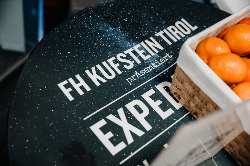 Logo-FH-Kufstein-Tirol-Tisch | © FH Kufstein Tirol Logo der FH Kufstein Tirol auf Tisch | © FH Kufstein Tirol