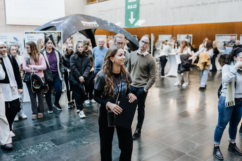Teilnehmende-Campus-Tour-FH-Kufstein-Tirol-Tag-der-offenen-Tür | © FH Kufstein Tirol Teilnehmende der Campus-Tour am Tag der offenen Tür an der FH Kufstein Tirol sammeln sich in der Aula | © FH Kufstein Tirol