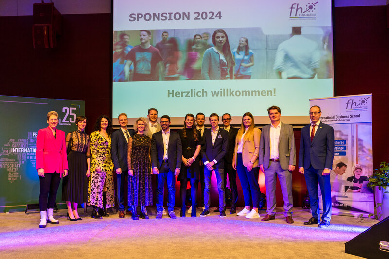 Gruppenbild MBA-Spondierende und Lehrende auf dem Podium des Festsaals der FH Kufstein Tirol.  | © FH Kufstein Tirol