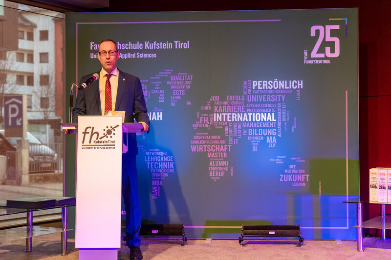 Rede Prof. (FH) Dr. Mario Döller anlässlich der MBA-Sponsion im Festsaal der FH Kufstein Tirol.  | © FH Kufstein Tirol