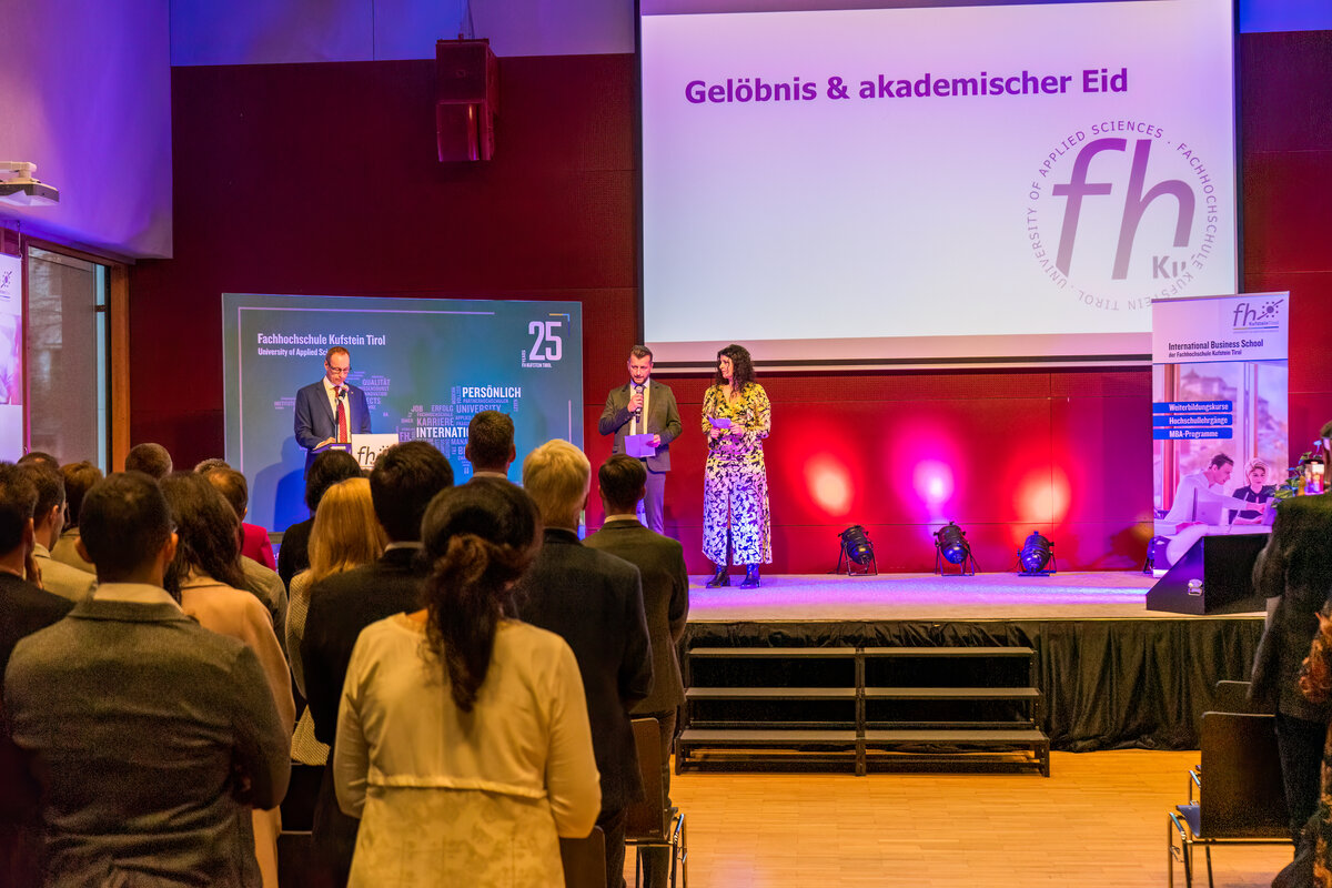 spondierende-feierliche-ablegung-akademische-geloebnisse-sponsionsfeier-fh-kufstein-tirol | © FH Kufstein Tirol Spondierende bei der feierlichen Ablegung des akademischen Gelöbnisses während der Sponsionsfeier | © FH Kufstein Tirol