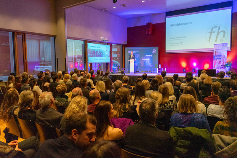 Festsaal während der MBA-Sponsion mit festlich gekleideten Gästen, Lehrenden und Spondierenden. | © FH Kufstein Tirol