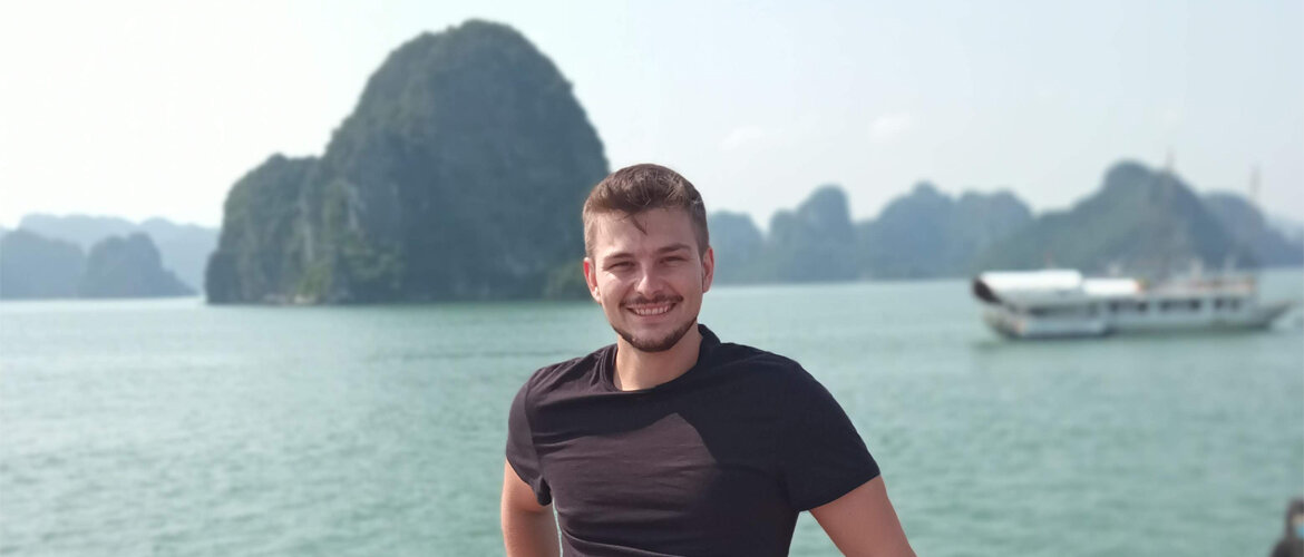 Erik Stuckenberger, Student der FH Kufstein Tirol vor der Ha-Long-Bay während seines Auslandsaufenthalts 2024