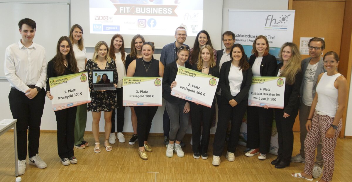 dritte_auflage_fitforbusiness Schüler:innen und Coaches mit Zertifikaten in einem Seminarraum der FH Kufstein Tirol.