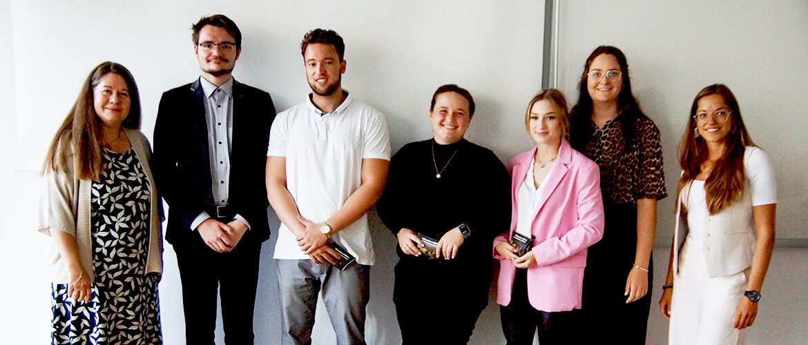 Gruppe von Studierenden mit Betreuerin bei der Präsentation eines Praxisprojekts