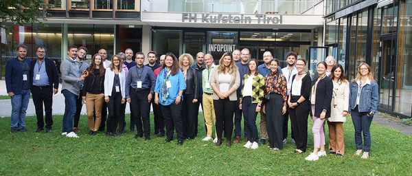 Gruppenfoto der Teilnehmenden des GREENE4.0 Partnermeetings vor der FH Kufstein Tirol.