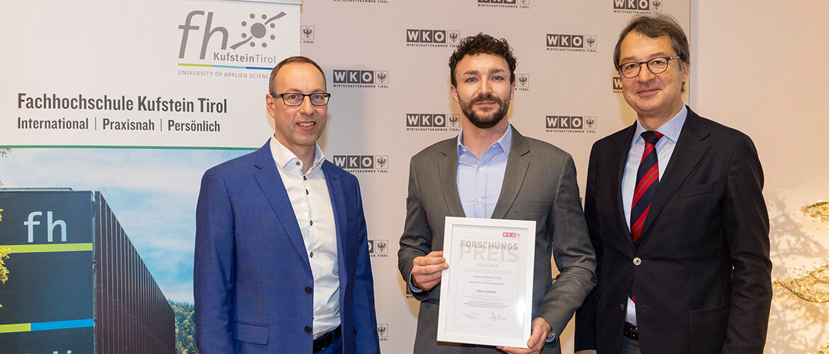 Verleihung des WKT-Forschungspreises an der FH Kufstein Tirol mit Preisträger und Vertretern.