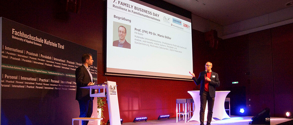 FH-Rektor Mario Döller begrüßt Teilnehmende beim Family Business Day 2023 auf der Bühne.