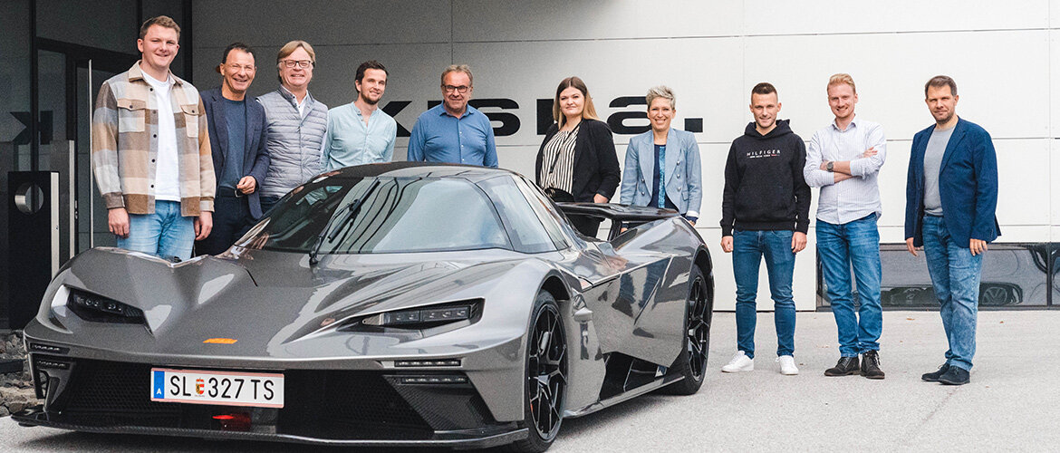 General Management MBA - Exkursion beim Salzburger Designbüro KISKA Die Teilnehmenden des Lehrgangs General Management MBA mit Fokus Automotive beim Salzburger Designbüro KISKA vor einem KTM X-Bow.