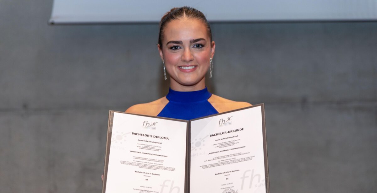 laura-schwingshandl-sponsion-2021 | © FH Kufstein Tirol Laura Schwingshandl, Absolventin der FH Kufstein Tirol, hält ihre Bachelor-Urkunde stolz während der Sponsion 2021 in beiden Händen. | © FH Kufstein Tirol