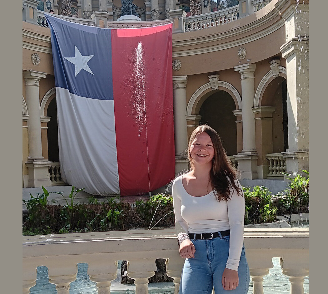 Chile Auslandssemester | © privat Sandra vor Chilenischer Flagge | © privat