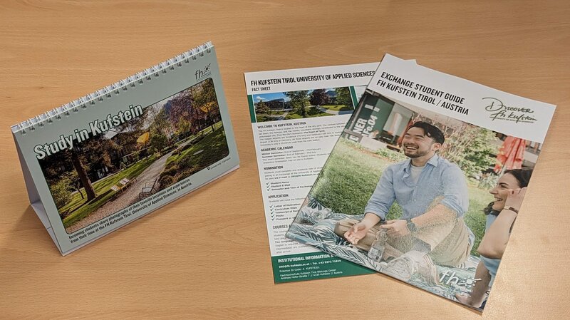 Kalender neben dem Fact-Sheet | © FH Kufstein Tirol