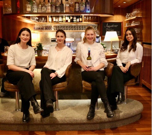 SKVM Team sitzen auf Barhockern an der Bar | © FH Kufstein Tirol