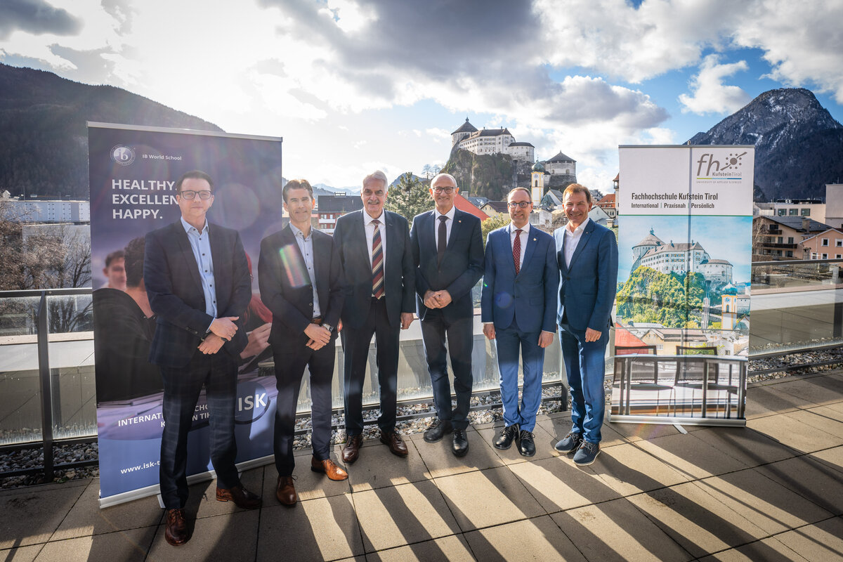 Walter Weiskopf, Ian Barnes, Herbert Marschitz, Anton Mattle, Mario Döller, Thomas Madritsch | © FISCHLER Fünf ältere Männer stehen in Anzügen auf einer Dachterrasse, im Hintergrund ist eine Festung zu sehen | © FISCHLER