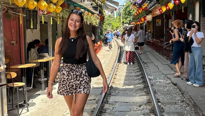 bernrieder-malaysia-stadtleben | © Privat Magdalena Bernrieder in einer geschäftigen Einkaufsstraße in Malaysia, umgeben von lokalen Geschäften und Passant:innen. | © Privat