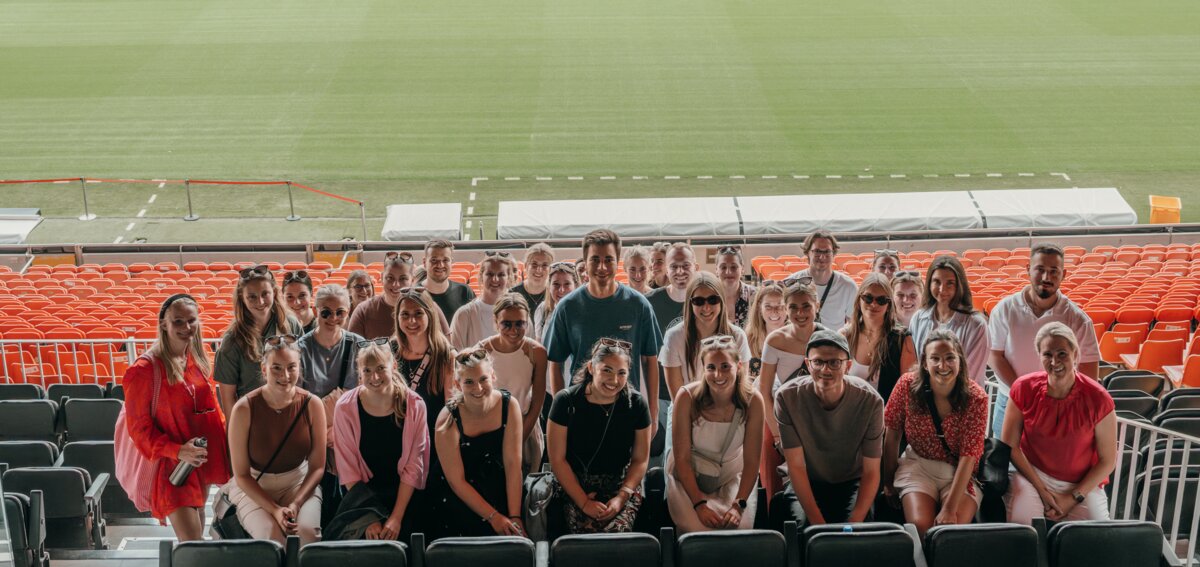 Studienreise_DIM_Valencia_Besuch_Stadion | © FH Kufstein Tirol Gruppenbild der Digital Marketing-Studierenden im Stadion des Valencia CF. | © FH Kufstein Tirol
