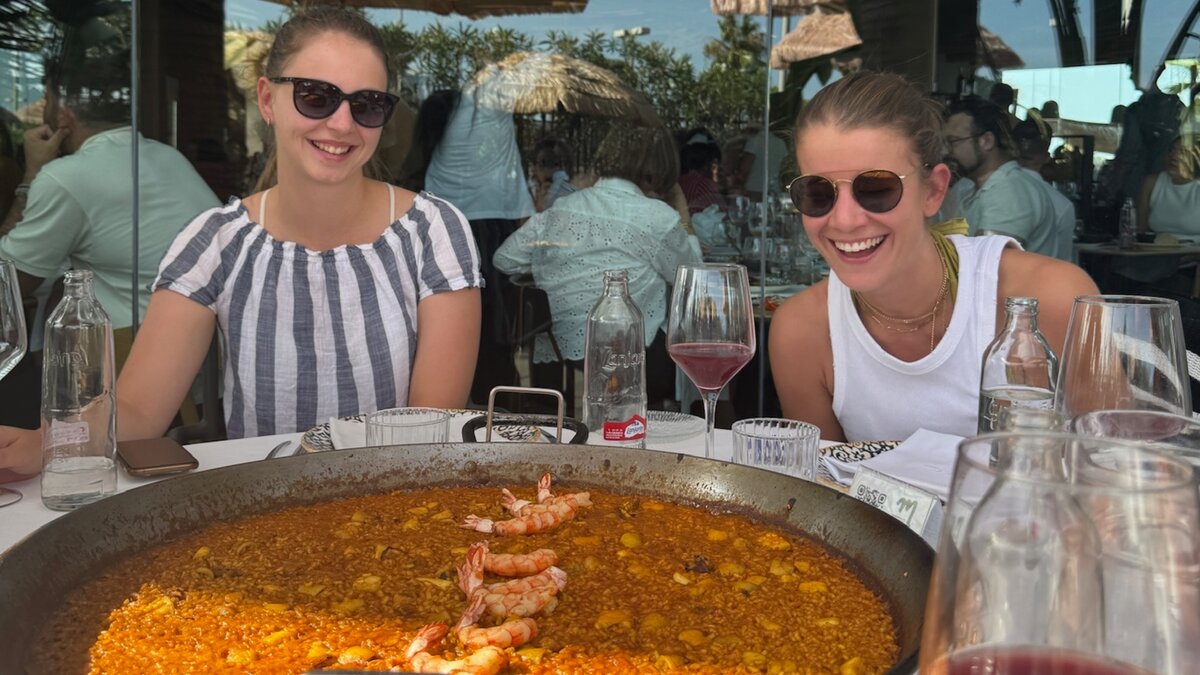 Digital Marketing-Studierende in Valencia vor eine Pfanne Paella. | © FH Kufstein Tirol