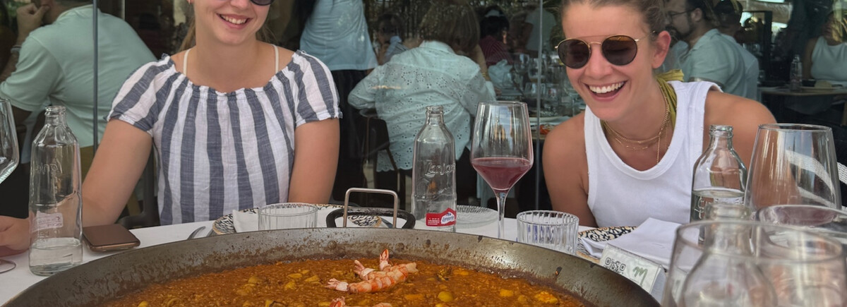 Paella_Studierende_DIM_Valencia | © FH Kufstein Tirol Digital Marketing-Studierende in Valencia vor eine Pfanne Paella. | © FH Kufstein Tirol