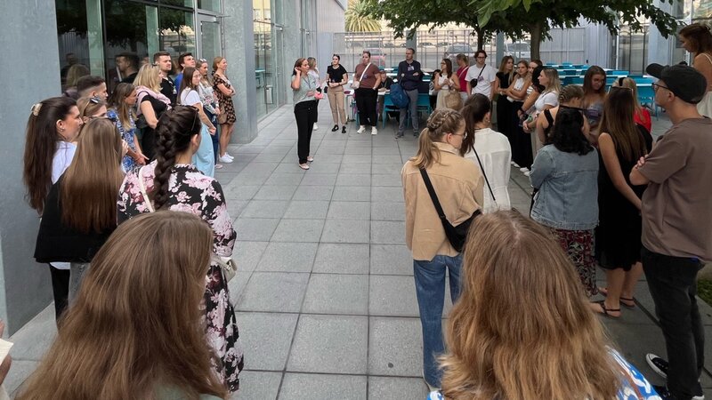 Digital Marketing Studierende beim Rundgang durch Valencia.  | © FH Kufstein Tirol