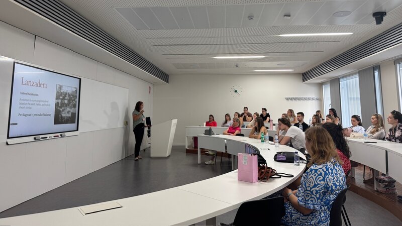 Studierende des Studiengangs Digital Marketing lauschen einem Vortrag in Valencia.  | © FH Kufstein Tirol