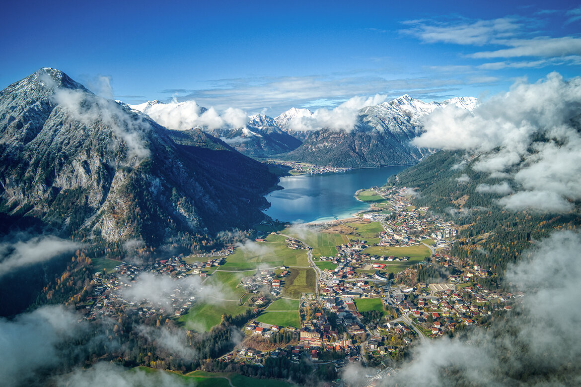leuchtturmprojekt-digitalisierung-tourismus-achensee-tirol | © Achensee Tourismus Luftaufnahme der Region Achensee in Tirol mit Blick auf den See, die umliegenden Berge und Ortschaften. | © Achensee Tourismus