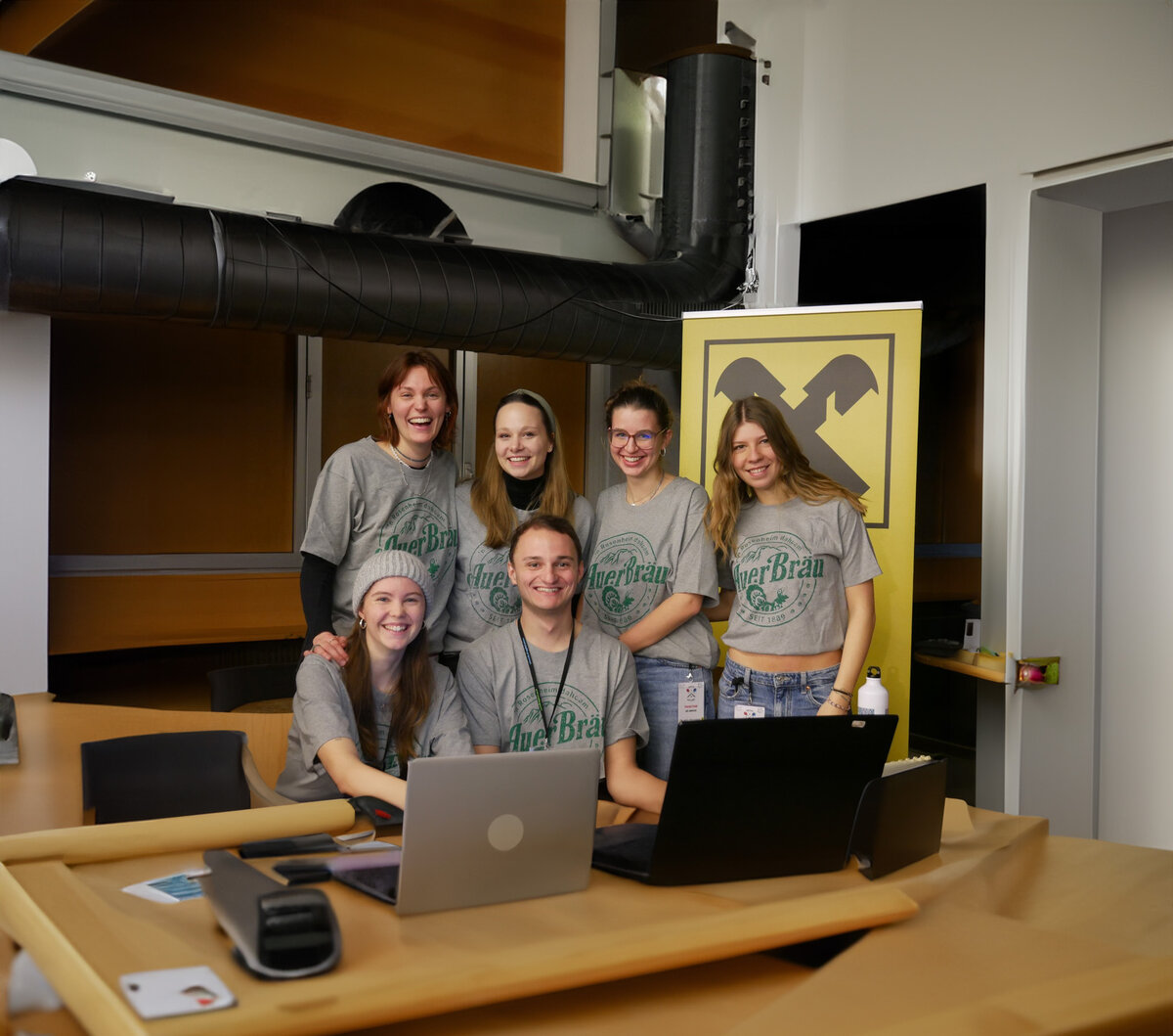 Kufstein Darts Games Gruppenbild | © FH Kufstein Tirol KI-adaptiert Studierende stehen nebeneinander | © FH Kufstein Tirol KI-adaptiert