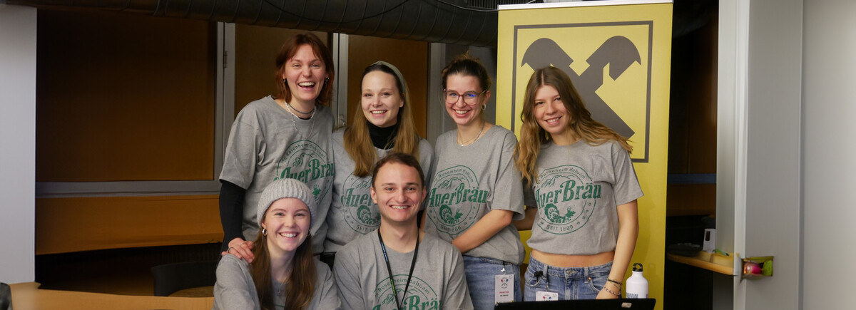 Studierende stehen nebeneinander | © FH Kufstein Tirol KI-adaptiert